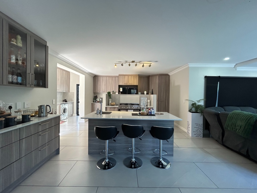 To Let 4 Bedroom Property for Rent in Sandown Western Cape